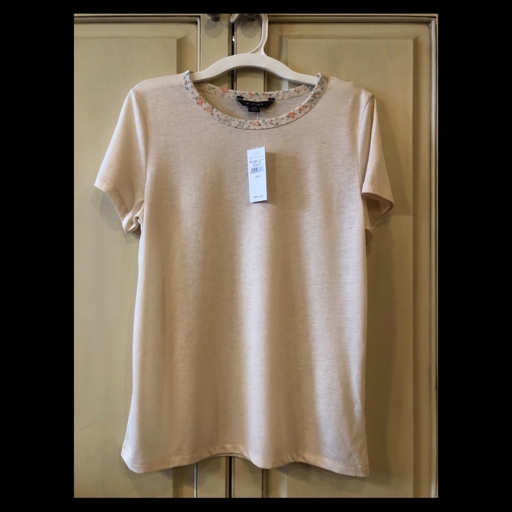 American Eagle Size Medium Cream Top, Floral Neck
